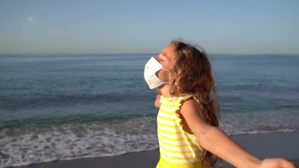 Niño Feliz Con Máscara Médica Aire Libre Contra Fondo Azul — Vídeo de stock