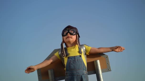 Joyeux Enfant Jouant Sur Fond Bleu Ciel Été Enfant Amuser — Video