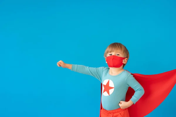 Superhrdinské Dítě Hraje Uvnitř Portrét Super Hrdiny Dítě Pozadí Modrého — Stock fotografie