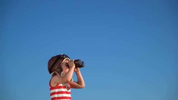 Niño Feliz Mirando Catalejo Niño Con Telescopio Que Divierte Aire — Vídeo de stock