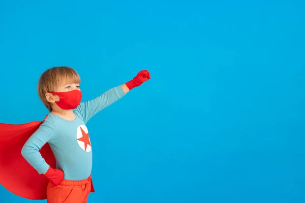 Superheld Kind Speelt Indoor Portret Van Een Superheld Tegen Een — Stockfoto