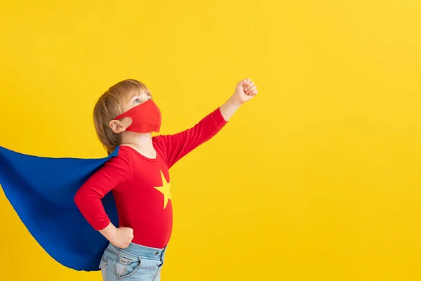 Niño Superhéroe Jugando Interiores Retrato Niño Superhéroe Sobre Fondo Papel — Foto de Stock