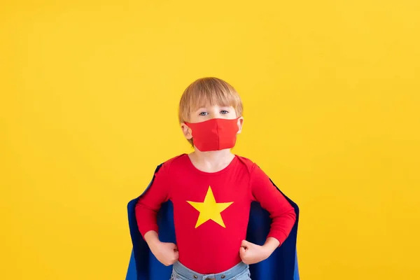 Süper Kahraman Çocuk Içeride Oynuyor Sarı Kağıtlı Arka Planda Süper — Stok fotoğraf