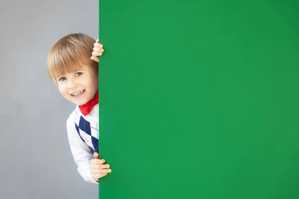 Lustiger Schüler Unterricht Glückliches Kind Das Sich Hinter Grüner Kreidetafel — Stockfoto