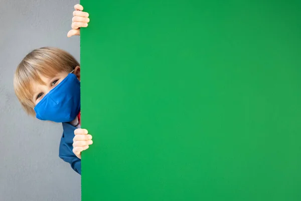 Zabawna Uczennica Masce Ochronnej Szczęśliwy Dzieciak Chowający Się Zieloną Tablicą — Zdjęcie stockowe