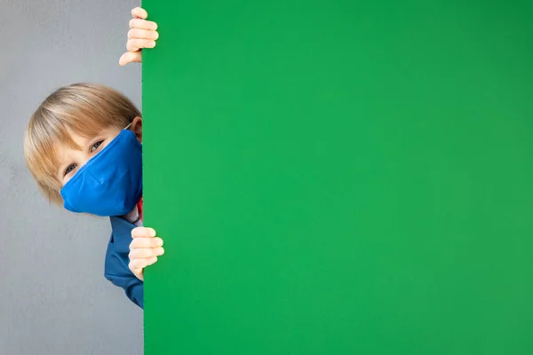 Grappig Kind Student Met Een Beschermend Masker Klas Gelukkig Kind — Stockfoto