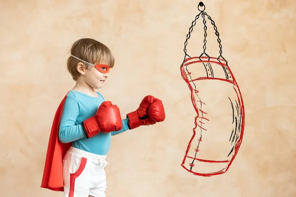 Niño Superhéroe Jugando Casa Super Héroe Niño Que Divierte Interiores —  Fotos de Stock