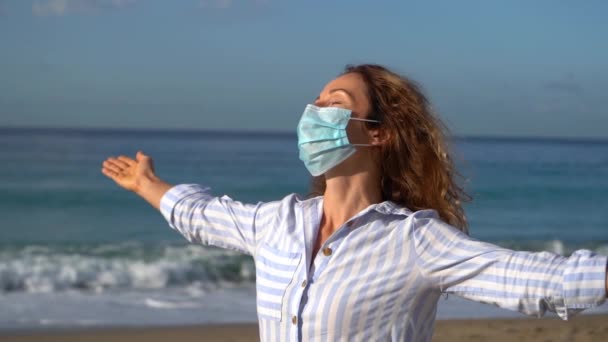 Szczęśliwa Kobieta Nosi Maskę Medyczną Świeżym Powietrzu Przed Błękitnym Tle — Wideo stockowe