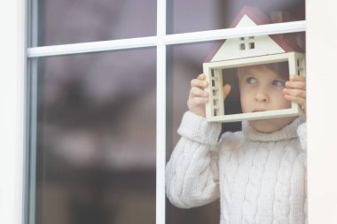 Çocuk evde kalsın. Koruyucu maske takan çocuk. Coronavirus COVID-19 pandemik konsepti sırasında yeni normal