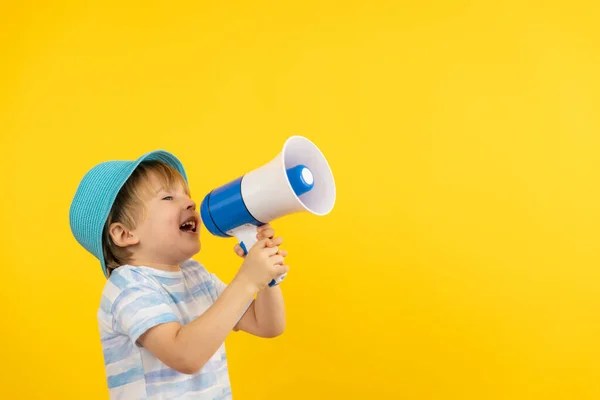 Feliz Niño Soñando Con Vacaciones Retrato Niño Gritando Por Altavoz — Foto de Stock