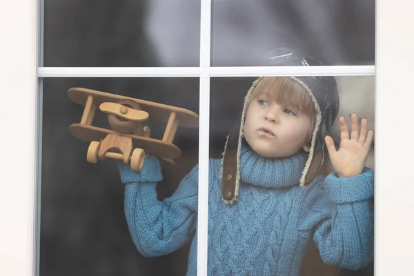 Один Ребенок Играет Винтажным Деревянным Самолетом Помещении Ребенок Веселится Дома — стоковое фото