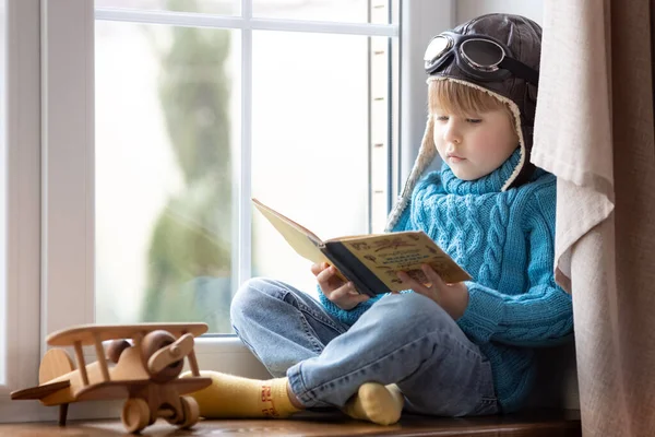 Niño Feliz Jugando Con Vintage Avión Madera Interior Niño Leyendo —  Fotos de Stock