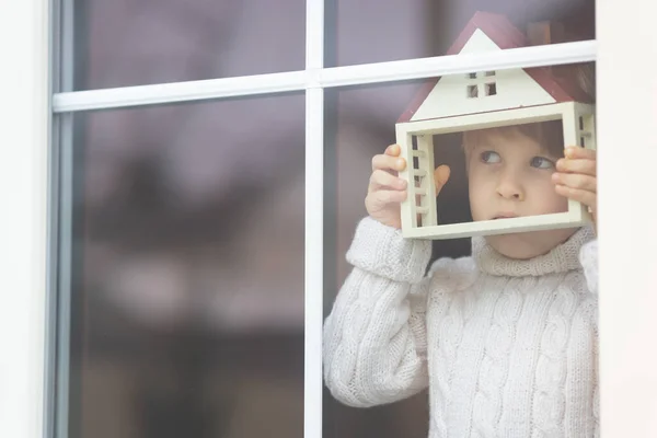 Bambino Resta Casa Ragazzo Indossa Una Maschera Protettiva Nuovo Concetto — Foto Stock