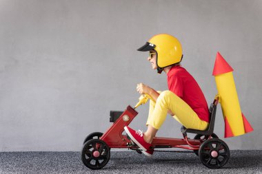 Yarış arabası süren komik çocuk. Başarı ve kazanma konsepti