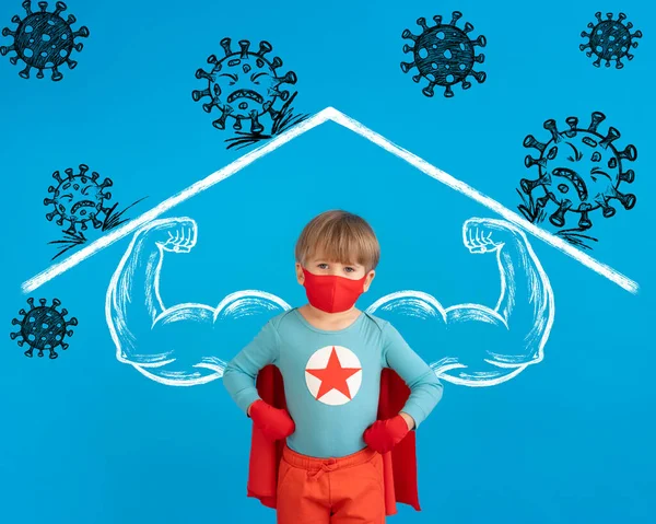 Superheldenkind Mit Schutzmaske Drinnen Porträt Eines Superheldenkindes Vor Blauem Papierhintergrund — Stockfoto