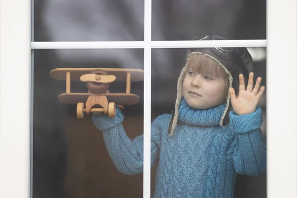 ヴィンテージ木製の飛行機室内で遊んでいる1人の子供 子供は家で楽しんでる コロナウイルスCovid 19パンデミックコンセプトの間 家にいて鍵をかける — ストック写真