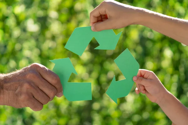 Cartel Familiar Reciclado Las Manos Sobre Fondo Verde Borroso Día — Foto de Stock