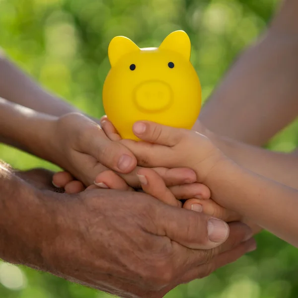 Familia Sosteniendo Alcancía Las Manos Contra Fondo Primavera Verde Recaudación —  Fotos de Stock