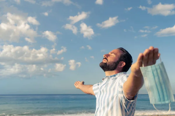 Homem Feliz Usando Máscara Médica Livre Contra Fundo Céu Azul — Fotografia de Stock