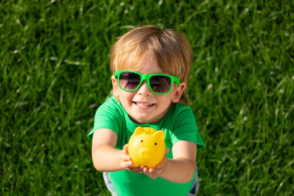 Kind Hält Sparschwein Den Händen Vor Grünem Frühlingshintergrund Spendenaktion Für — Stockfoto