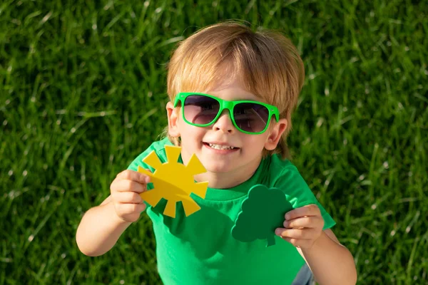 Criança Segurando Árvore Verde Sol Nas Mãos Conceito Feriado Primavera — Fotografia de Stock