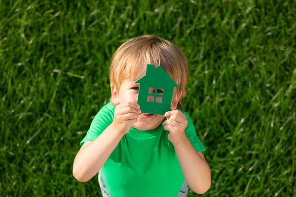 Bambino Tenuta Eco Casa Mano Sullo Sfondo Verde Primavera Immobili — Foto Stock