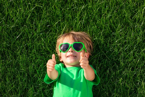 Criança Feliz Que Põe Grama Verde Miúdo Engraçado Livre Jardim — Fotografia de Stock