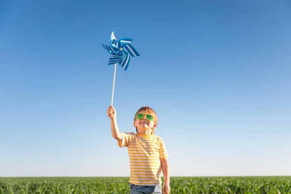 Niño Feliz Jugando Con Juguete Aerogenerador Aire Libre Niño Divirtiéndose — Foto de Stock