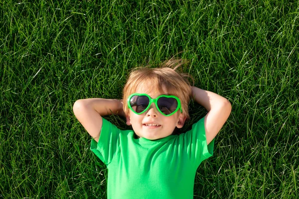 Mutlu Çocuk Yeşil Çimlerin Üzerinde Yatıyor Baharın Bahçesinde Komik Bir — Stok fotoğraf