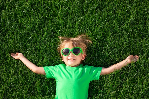 Mutlu Çocuk Yeşil Çimlerin Üzerinde Yatıyor Baharın Bahçesinde Komik Bir — Stok fotoğraf