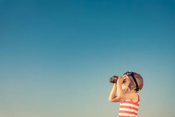아이들은 안경을 수있습니다 야외에서 즐겁게 지내는아이 방학과 여행의 — 스톡 사진