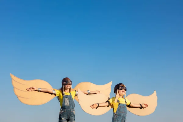 Niños Felices Jugando Con Alas Juguete Contra Fondo Del Cielo — Foto de Stock