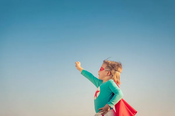 Niño Superhéroe Contra Fondo Azul Cielo Verano Super Héroe Chico — Foto de Stock