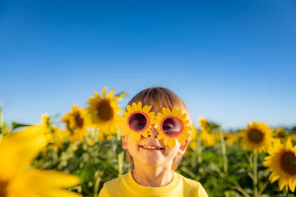 Glada Barn Leker Med Solros Utomhus Ungen Har Kul Gröna — Stockfoto