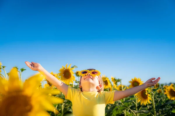 Criança Feliz Brincando Com Girassol Livre Criança Divertindo Campo Primavera — Fotografia de Stock