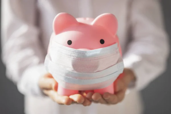 Piggybank Usando Máscara Médica Nas Mãos Das Crianças Pandemia Coronavirus — Fotografia de Stock