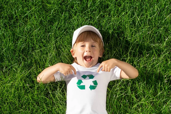 Gelukkig Kind Wijst Naar Recycle Teken Shirt Grappig Kind Tegen — Stockfoto