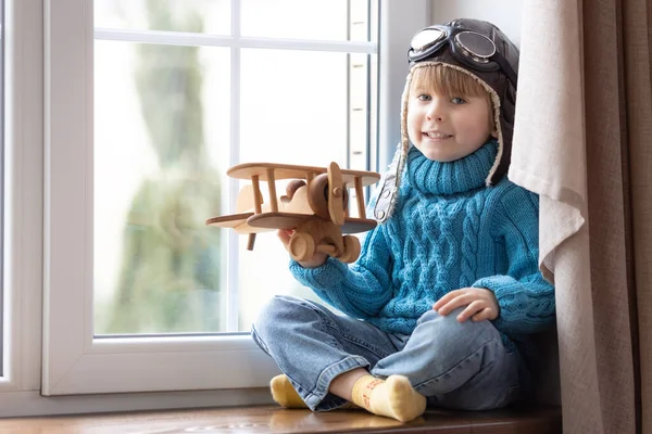 Ett Barn Leker Med Vintage Trä Flygplan Inomhus Grabben Har — Stockfoto