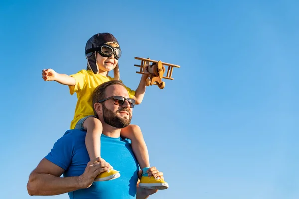 Glückliche Familie Die Spaß Freien Hat Vater Und Sohn Spielen — Stockfoto