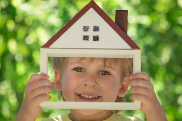 Niño Sosteniendo Eco Casa Las Manos Contra Fondo Verde Primavera — Foto de Stock