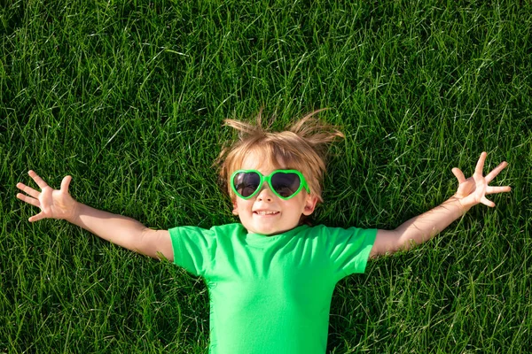 Criança Feliz Que Põe Grama Verde Miúdo Engraçado Livre Jardim — Fotografia de Stock