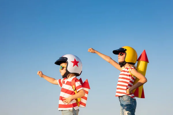 Šťastné Děti Hrající Hračkou Raketu Pozadí Letní Oblohy Děti Baví — Stock fotografie