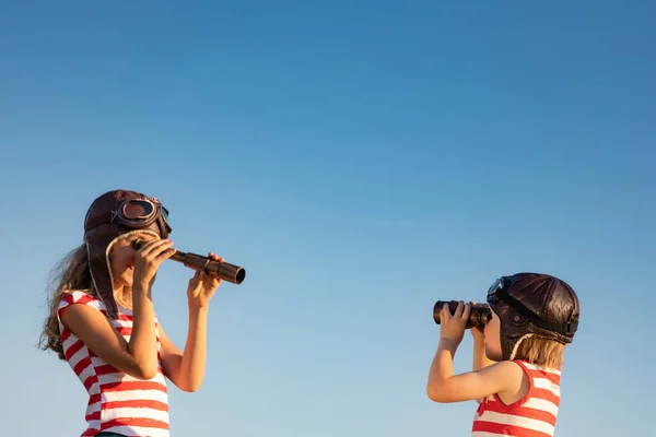 Niños Jugando Contra Fondo Del Cielo Verano Niños Divirtiéndose Aire — Foto de Stock