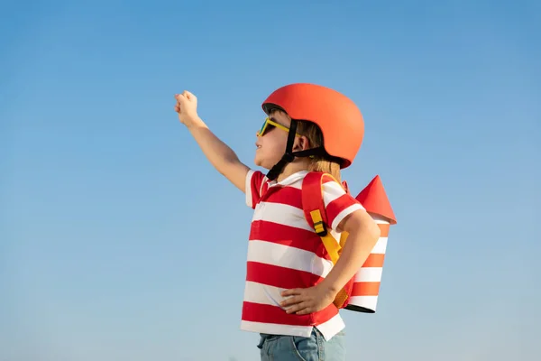 Mavi Gökyüzü Arka Planında Oyuncak Roketle Oynayan Mutlu Çocuk Yazın — Stok fotoğraf