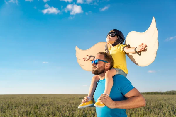 Šťastná Rodina Baví Venku Otec Syn Hrají Pozadí Modrého Letního — Stock fotografie