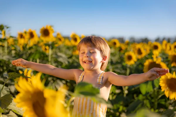 Glückliches Kind Das Draußen Mit Sonnenblumen Spielt Kind Hat Spaß — Stockfoto