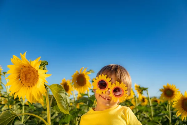 Bambino Felice Che Gioca Con Girasole All Aperto Ragazzo Divertirsi — Foto Stock