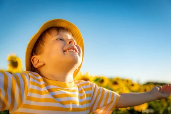 Glückliches Kind Das Draußen Mit Sonnenblumen Spielt Kind Hat Spaß — Stockfoto