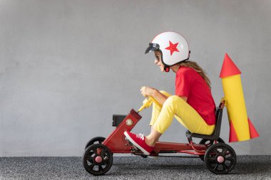 Yarış arabası süren komik çocuk. Başarı ve kazanma konsepti