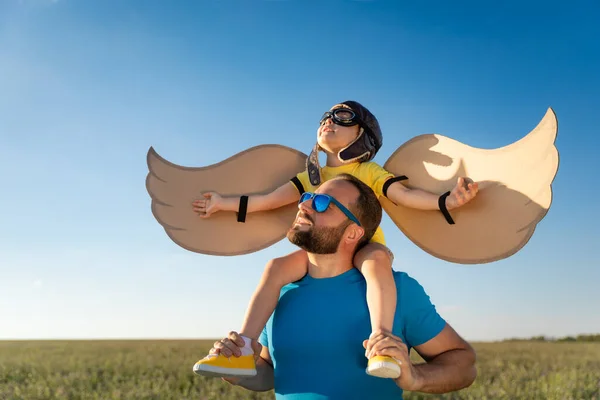 Familia Feliz Divirtiéndose Aire Libre Padre Hijo Jugando Contra Fondo — Foto de Stock